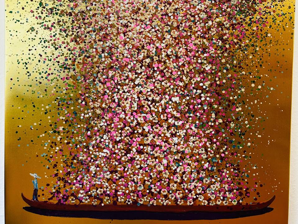 Kunstbild im Studio: goldenes Bild mit Blütenboot